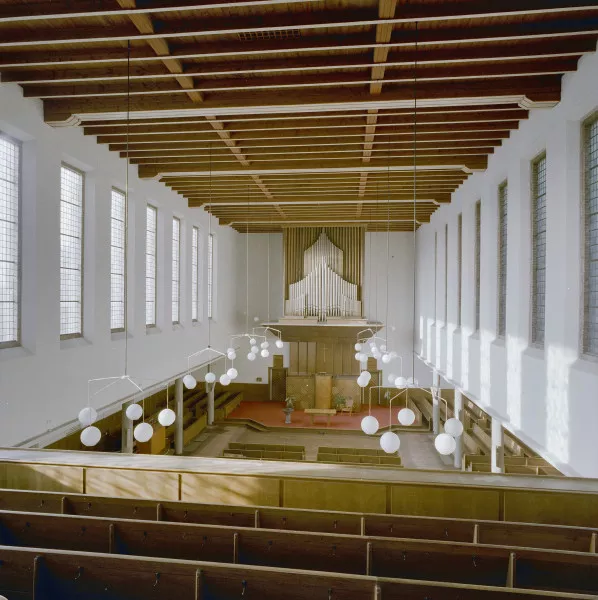 Afbeelding uit: mei 1996. Interieur, gezien naar de kansel en het orgel. Bron: RCE, doc.nr 315.998.