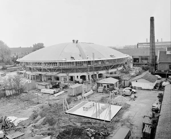 Afbeelding uit: september 1973. Verbouwing van een van de gashouders tot sporthal. Deze Wethouder Verheysporthal werd in 2008 afgebroken.