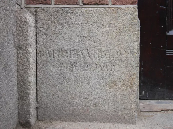 Afbeelding uit: februari 2021. Eerste steen, vermoedelijk 'gelegd' door Catharina Muijlwijk, een dochter van de eigenaar. Zij was in 1914 twee jaar oud. De datum is niet te ontcijferen.
