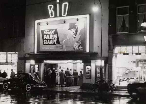 Afbeelding uit: 1955. Terwijl Parijs slaapt was de Nederlandse titel van de Franse misdaadfilm Du rififi chez les hommes, met een hoofdrol voor Jean Servais.
Bron afbeelding: SAA, bestand OSIM00007005749.