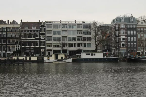 Afbeelding uit: januari 2021. Het gebouw lost aardig op in de wand langs de Amstel.