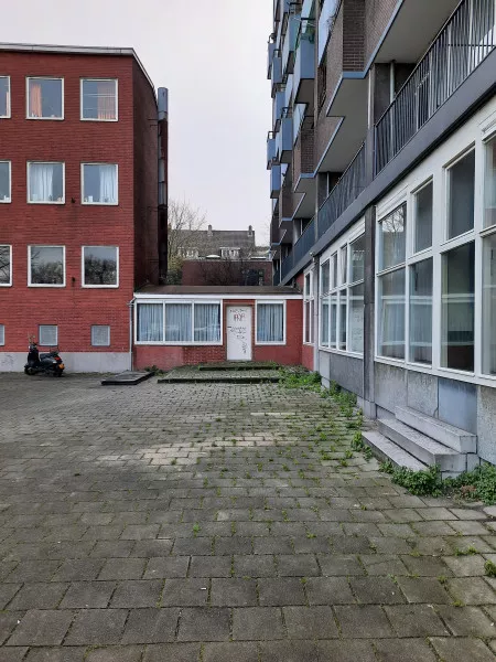 Afbeelding uit: december 2020. Bouwdeel tussen Klokkenhof en bejaardenwoningen.