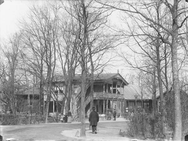 Afbeelding uit: 1894. Achter het huis staat nog een hooiberg.