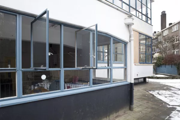 Afbeelding uit: januari 2010. De ramen zijn zgn. taatsramen, waarbij de scharnierpunten in het midden zitten. Bron: Rijksdienst voor het Cultureel Erfgoed, doc.nr 549.402.
