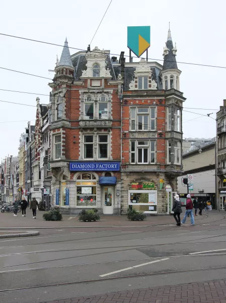 Afbeelding uit: januari 2021. Gevel Muntplein. Links is Muntplein 1, rechts Reguliersbreestraat 1.