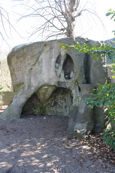 Afbeelding uit: maart 2021. De Lourdesgrot. Oorspronkelijk was dit het achterste deel van de tuin; nu is het deel van het park.
