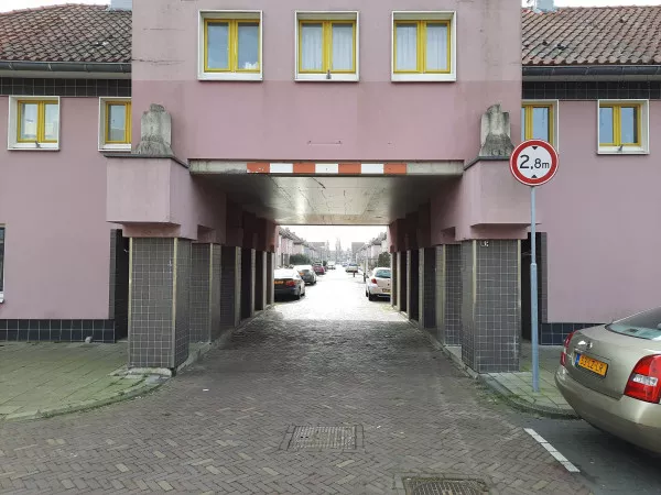 Afbeelding uit: maart 2021. Floradorp. De poort aan de Floraweg biedt toegang tot de Pinksterbloemstraat.