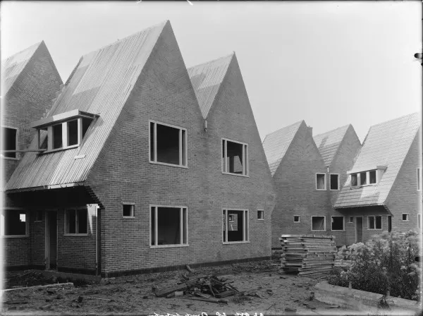 Afbeelding uit: oktober 1928. Enkele van de huizen met beneden- en bovenwoningen.
Bron afbeelding: SAA, bestand 5293FO003095.