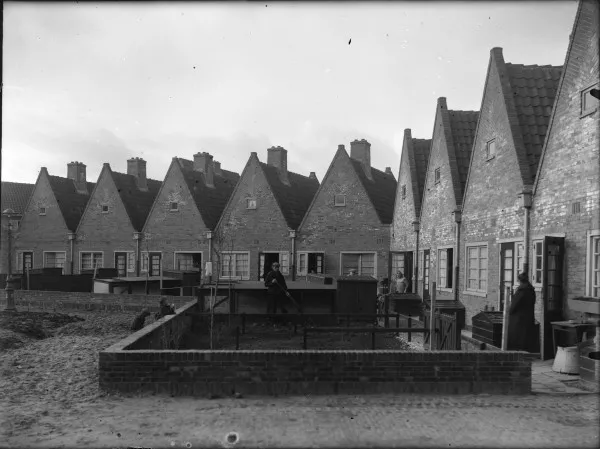 Afbeelding uit: mei 1929. Het Binnenhof, de punthuizen met tuintjes.
Bron afbeelding: SAA, bestand 5293FO003085.