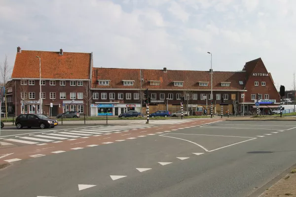 Afbeelding uit: maart 2021. De woonhuizen links van de bioscoop zijn ook door Noorlander ontworpen.