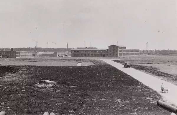Afbeelding uit: 1953. De fabriek gezien vanuit het zuidwesten.
Bron afbeelding: SAA, bestand 010122040627.