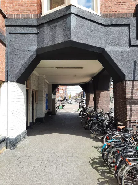 Afbeelding uit: mei 2021. Poort met galerij langs de Jan Evertsenstraat.