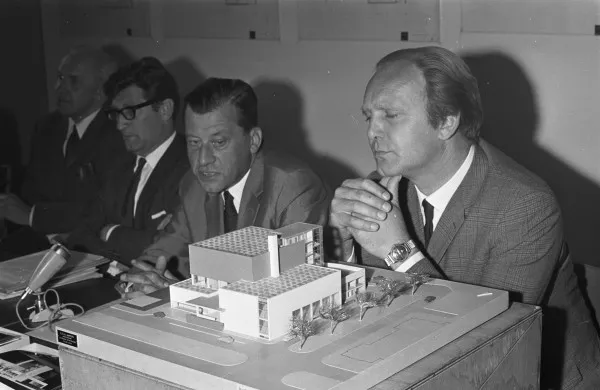 Afbeelding uit: juni 1968. Persconferentie over de plannen voor het museum. Rechts achter de maquette architect J. van Tricht, naast hem museumdirecteur E.R. Meijer.