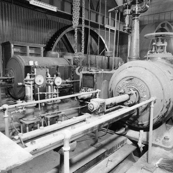Afbeelding uit: oktober 1984. Interieur, met onderdelen van de in 1892 uit Gent (Gand) geleverde stoommachine.