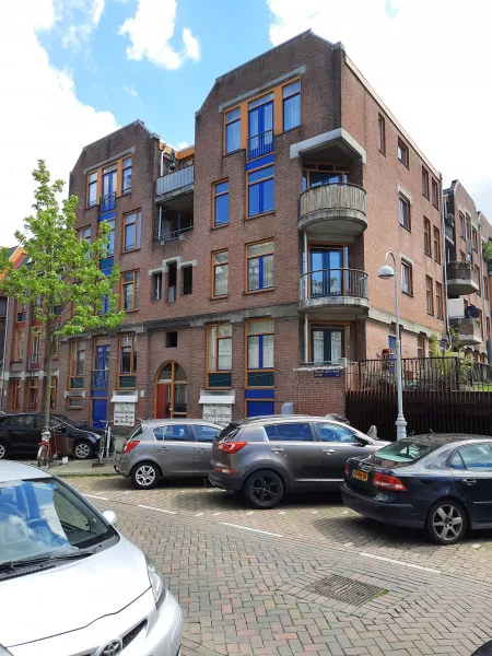 Afbeelding uit: mei 2021. Tweede Oosterparkstraat, hoek Sparrenplein.