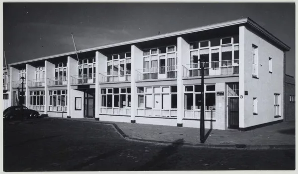 Afbeelding uit: juni 1958. De (gesloopte) brilmonturenfabriek op nummer 19-21, ook ontworpen door P.J.M. Zeegers.
Bron afbeelding: SAA, bestand 010028000827.