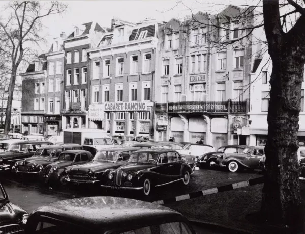 Afbeelding uit: december 1958. Het Thorbeckeplein in de tijd dat je er de wagen nog kwijt kon...
Bron afbeelding: SAA, bestand 010122022196.