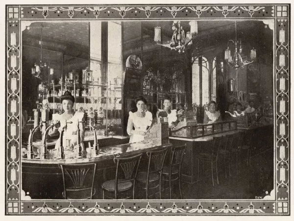 Afbeelding uit: circa 1905. Interieur vermoedelijk niet lang na de verbouwing van 1903.
Bron afbeelding: SAA, bestand 010194000273.