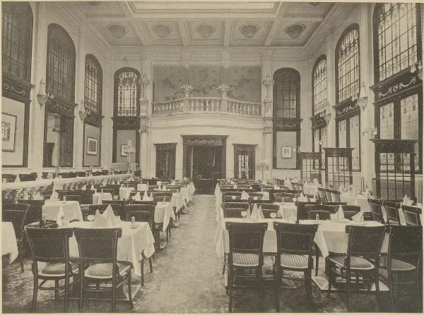 Afbeelding uit: 1923. Het restaurant. Rechts de ramen aan de Jonge Roelensteeg.
Bron afbeelding: SAA, bestand ANWS00064000016.