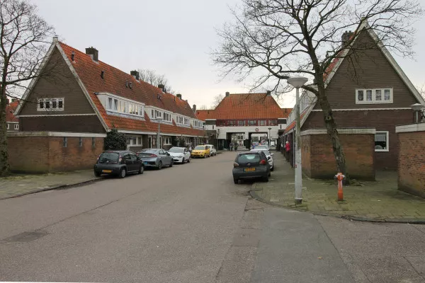 Afbeelding uit: januari 2021. De Beemsterstraat is breder dan de overige zijstraten van de Purmerweg. De straat sloot aan het noordelijke einde aan op de weg naar Zunderdorp.
