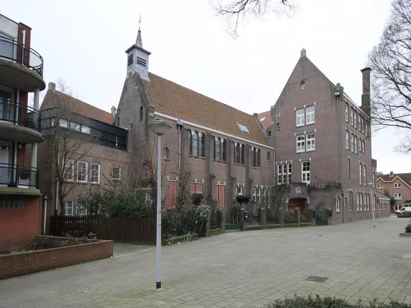 Afbeelding uit: januari 2021. Wingerdweg. In het midden de kapel van het klooster. Rechts de Rosaschool.