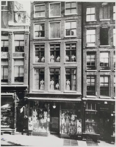 Afbeelding uit: circa 1900. Nieuwendijk 163, de eerste winkel.
Bron afbeelding: SAA, bestand HVVA00072000093.