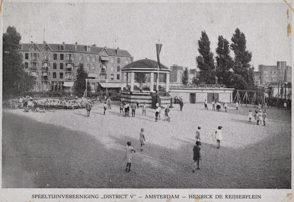 Afbeelding uit: circa 1925. De inmiddels verdwenen muziektent in de speeltuin op het Henrick de Keijserplein. Prentbriefkaart.
Bron afbeelding: SAA, bestand PRKBB00231000003.