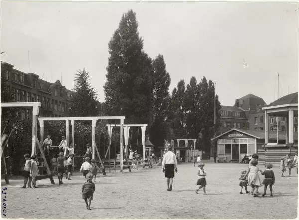 Afbeelding uit: 1932. De speeltuin op het J.J. Cremerplein, met recht de muziektent.
Bron afbeelding: SAA, bestand 010009002198.