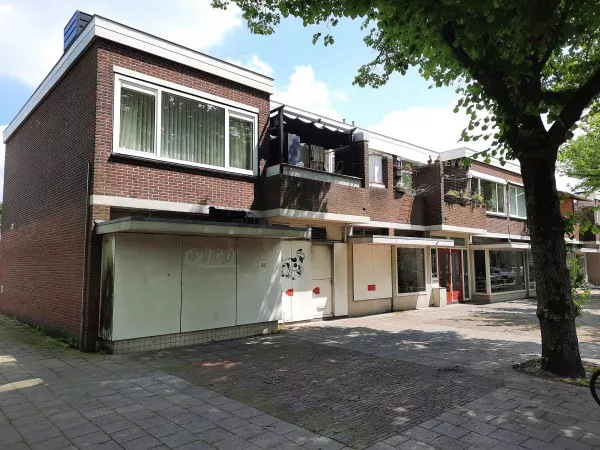 Afbeelding uit: juli 2021. Winkelruimten aan de Meteorenstraat. De ingangen van de bovengelegen woningen liggen aan de achterzijde, aan het Miraplein.