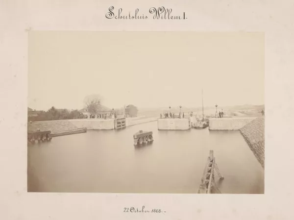 Afbeelding uit: oktober 1868. De gerenoveerde sluis gezien in noordelijke richting.
Bron afbeelding: SAA, bestand FT00100425000001.