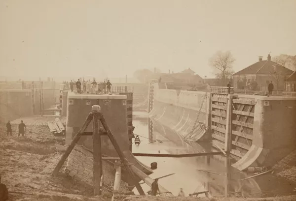 Afbeelding uit: februari 1868. Op deze foto is de renovatie bijna voltooid. Gezien naar het IJ.
Bron afbeelding: SAA, bestand OSIM00005001041.