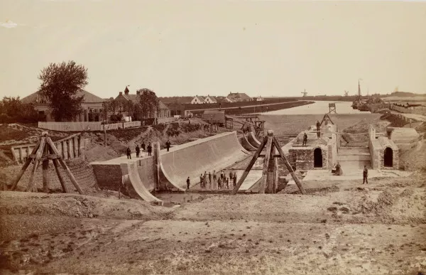 Afbeelding uit: juni 1866. Tijdens de renovatie. Gezien naar het noorden.
Bron afbeelding: SAA, bestand OSIM00001005989.