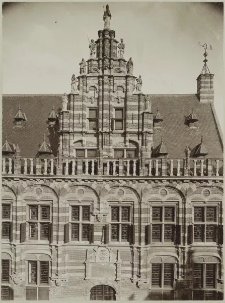 Afbeelding uit: circa 1920. Bovenste deel van de voorgevel van de kanselarij in Leeuwarden. Foto RCE, doc.nr OF-03998.