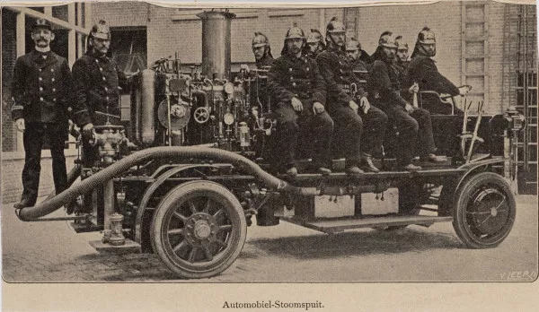 Afbeelding uit: maart 1910. Electrische auto met daarop een stoomspuit.
Bron afbeelding: SAA, bestand 010194001908.