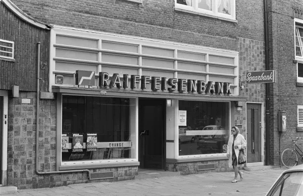 Afbeelding uit: juli 1970. 1970, een filiaal van de Raiffeisenbank (nu Rabobank) op nummer 111.