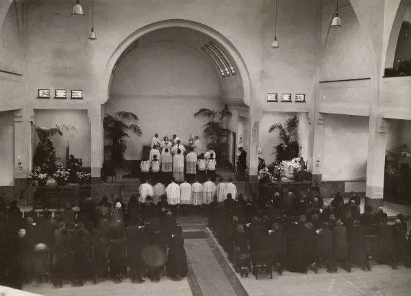 Afbeelding uit: april 1926. Foto gemaakt tijdens de inwijding van de kerk.
Bron afbeelding: SAA, bestand OSIM00001004527.