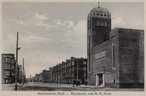 Afbeelding uit: circa 1926. Prentbriefkaart. Foto gemaakt voordat de bouw van de winkel-woonhuizen begon.
Bron afbeelding: SAA, bestand PRKBB00137000004.