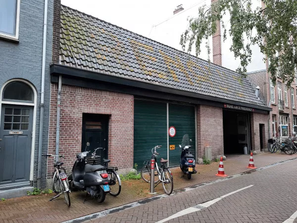 Afbeelding uit: juli 2021. De uitbreiding uit 1926 in de Lange Leidsedwarsstraat, schuin achter de bestaande garage.