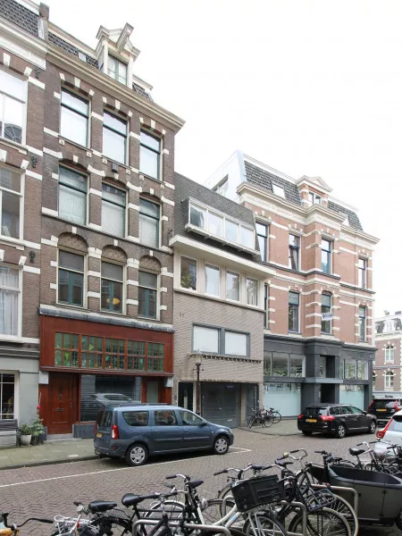 Afbeelding uit: juli 2021. Pieter Pauwstraat. Het linker huis is nummer 2A.