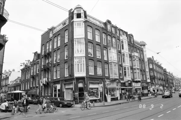 Afbeelding uit: 1988. De hoek Rustenburgerstraat in 1988.
Bron afbeelding: SAA, bestand BMAB00016000045_003.