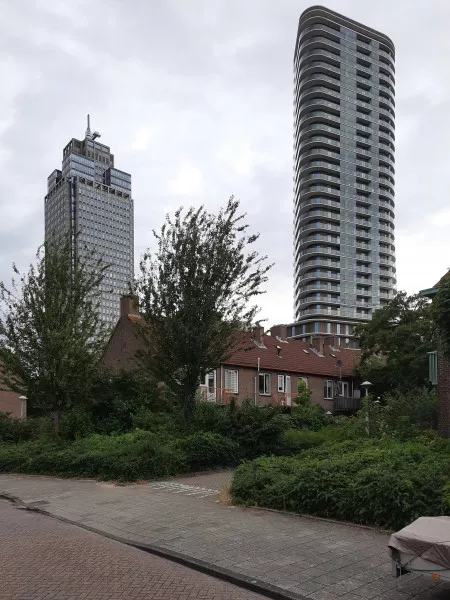 Afbeelding uit: augustus 2021. Achterzijde van Belvedereweg 2-10. Op de achtergrond links de Rembrandttoren (ontwerp ZZDP Architecten, gereed 1995) en rechts de "Amstel Tower" (ontwerp Powerhouse Company, gereed 2018).