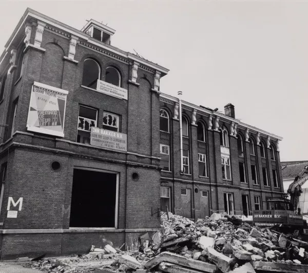 Afbeelding uit: 1983. Het anatomiegebouw kort voor de afbraak.
Bron afbeelding: SAA, bestand 5293FO017748.