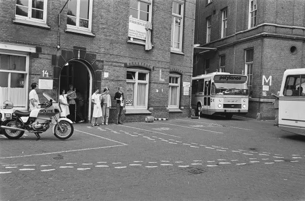 Afbeelding uit: juni 1981. Patiënten worden met bussen ("polylances") overgebracht naar het nieuwe AMC.