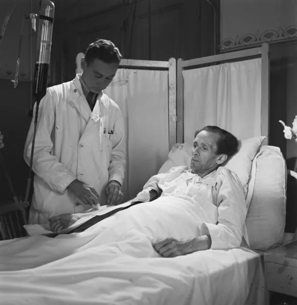 Afbeelding uit: juni 1945. Een patiënt met hongeroedeem krijgt een bloedtransfusie.