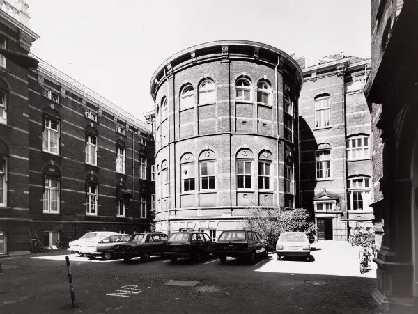 Afbeelding uit: mei 1981. De ronde aanbouw met de collegezaal, tussen de twee lange vleugels van het ziekengebouw.
Bron afbeelding: SAA, bestand 010122015560.