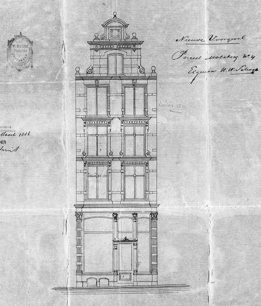 Afbeelding uit: 1886. "Nieuwe Voorgevel
Perceel Molsteeg Nº 4
Eigenaar H.W. Schogt"
Links het stempel van architect Hamer.
Bron afbeelding: SAA, bestand 5221BT904448.