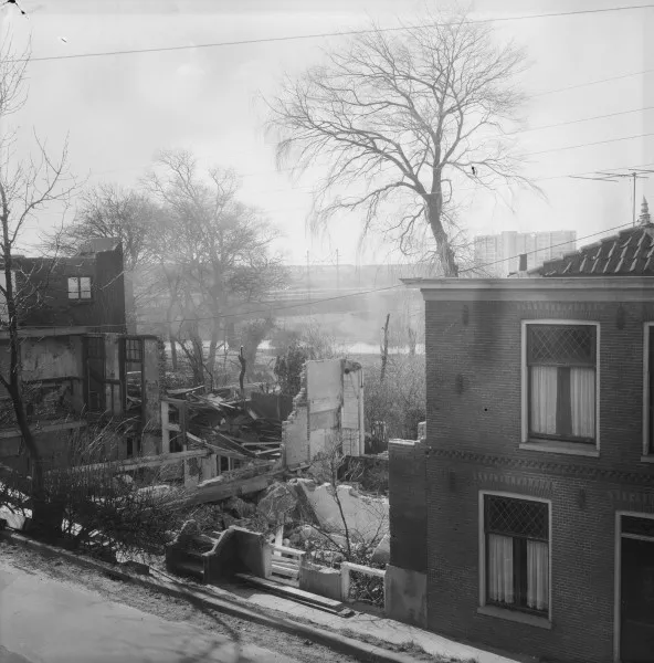 Afbeelding uit: februari 1962. Sloop van huizen voor de aanleg van de Einsteinweg.