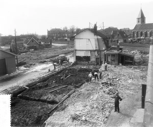 Afbeelding uit: juni 1955. Sloop van huizen voor de bouw van het spoorwegstation.