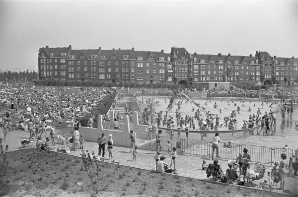 Afbeelding uit: juli 1967. Op de achtergrond de westelijke gevel, aan de Zaanstraat. Op de voorgrond het in 1957 geopende Brediusbad.