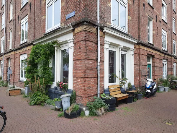 Afbeelding uit: augustus 2021. Voormalige winkel op de hoek Houtmankade - Van Heemskerckstraat.